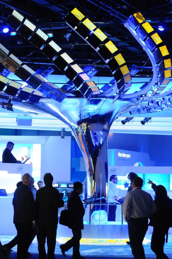 Intel construye árbol interactivo con 176 Ultrabooks
