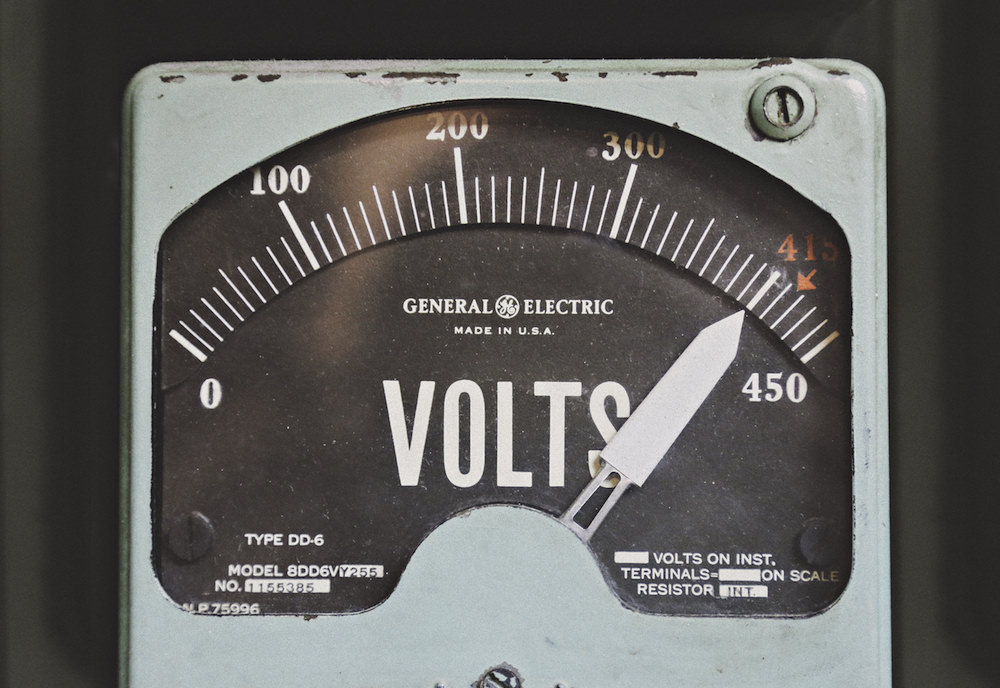Tres arreglos eléctricos para los que debe llamar a un profesional