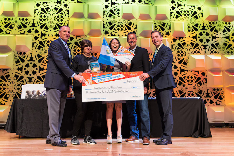 Jóvenes guatemaltecos brillan en la competencia mundial de Microsoft Office Specialist 2017