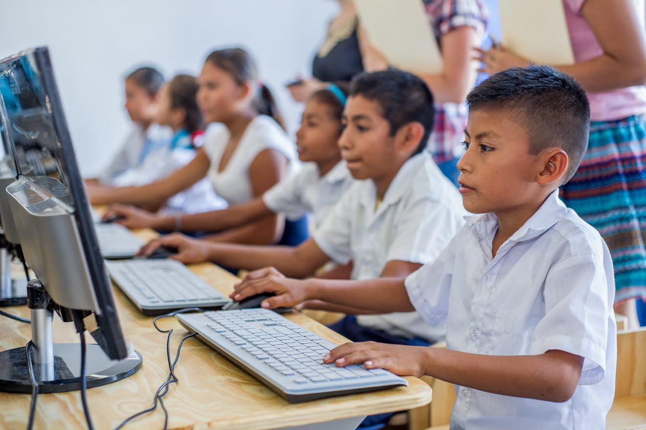 Microsoft se une a una iniciativa de Kamala Harris para promover oportunidades económicas y desarrollar habilidades digitales en Centroamérica